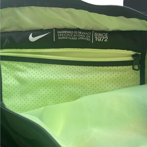 NIKE Sporty Tote – Black/Red, Crossbody Option, EUC, Gym-Ready - Picture 6 of 10